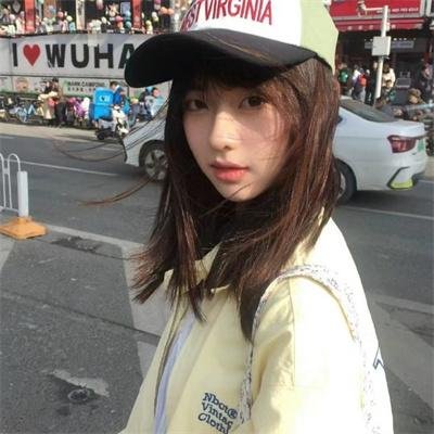 高墙、黑色与帅小伙